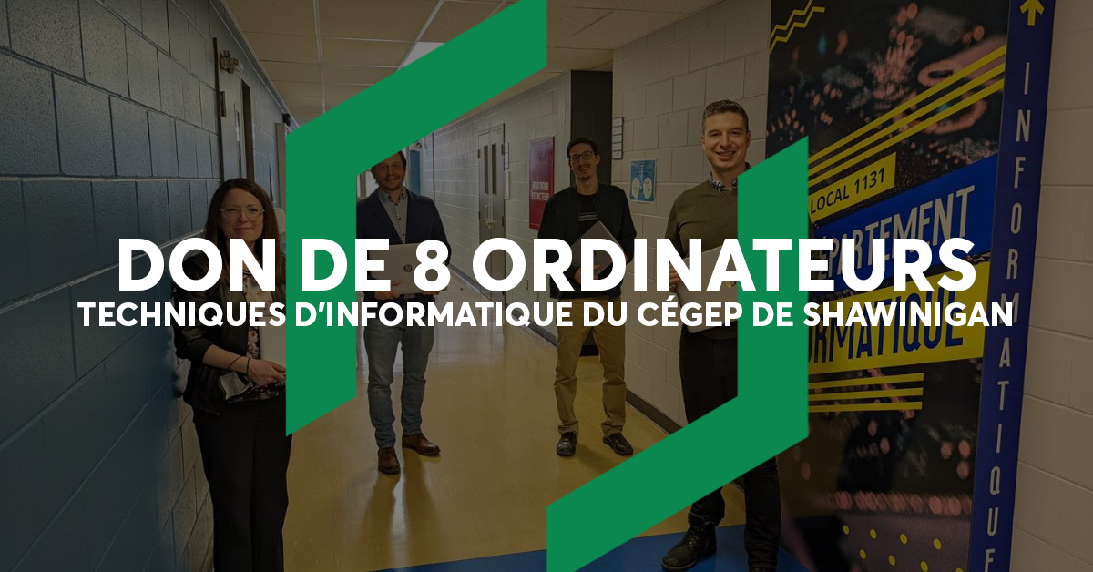 4 personnes tiennent des ordinateurs portables dans un couloir 4 personnes tiennent des ordinateurs portables dans un couloir