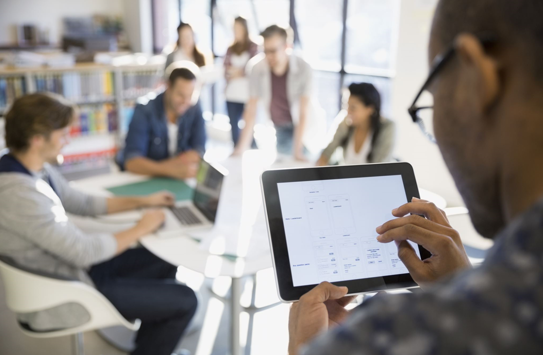 trois étudiant tech dans un laboratoire d'ordinateur