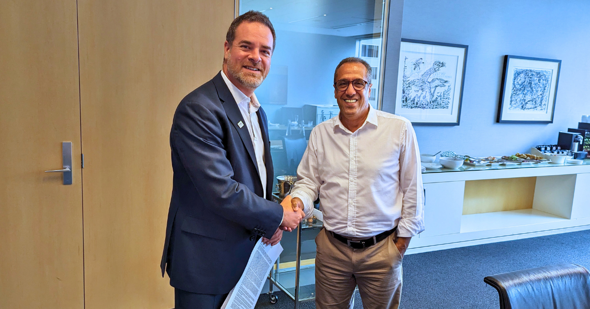 Dominic Jaar (KPMG) et Samir Mounir (Desjardins). Poignée de main traditionnel suite à la signature d'un partenariat stratégique.