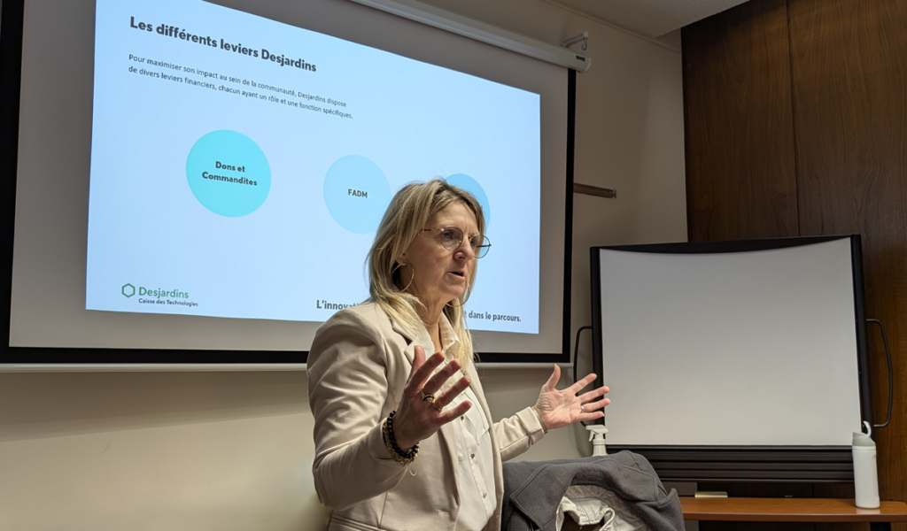 Doryne Bourque expose différents leviers financiers de Desjardins.