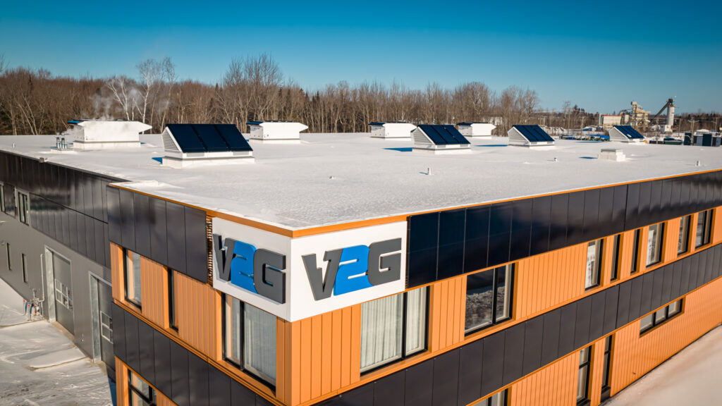 Vue aérienne du projet V2G à Victoriaville, en voie de certification LEED. Le bâtiment intègre : 4 modules thermo PVT, 4 unités CTA – centrale de traitement d’air, 1 chaudière électrique, 2 chaudières bi-énergie, 25 ventilo-convecteurs, 200 capteurs solaires photovoltaïques, le tout piloté par un système centralisé de gestion énergétique.
