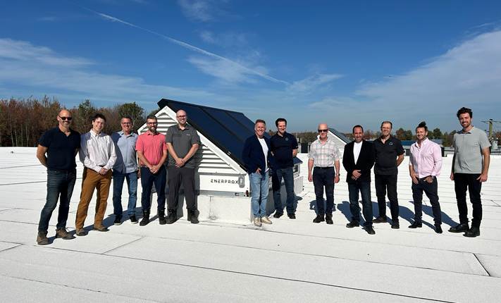 Photo prise sur le toit du projet V2G à Victoriaville, lors de la visite d’ÉNERGIR annonçant un appui financier de 250 000 $ à ENERPROX pour cette vitrine technologique en énergie durable.